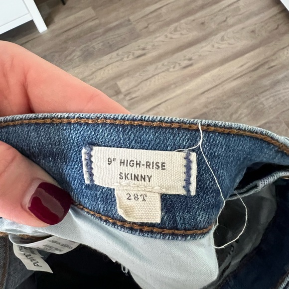 Madewell Tall 9” High Rise Skinny Jean in Frankie Wash: Torn Knee, Size 28T - Picture 4 of 4